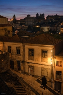 Estudiante por el barrio histórico de Oporto