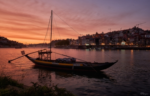 Barco. típico en Gaia al atardecer