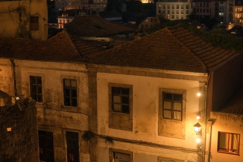 Estudiante por el barrio histórico de Oporto