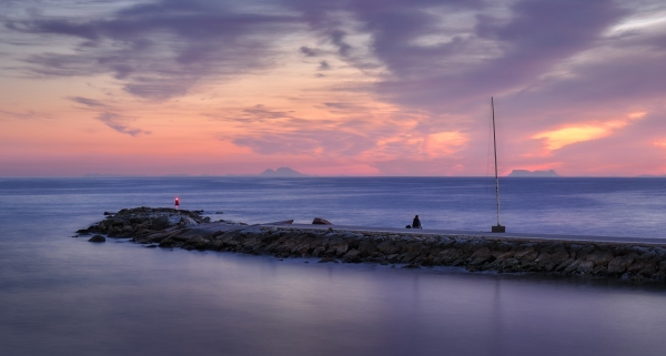 Esplendoroso atardecer en el espigón del Skool, Marbella.