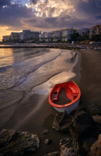 Bote roto en la orilla: Un testimonio del tiempo y la naturaleza.