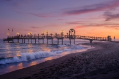 Amanecer con embarcadero en la costa de ensueño.