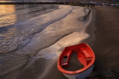 Bote roto en la orilla: Un testimonio del tiempo y la naturaleza.