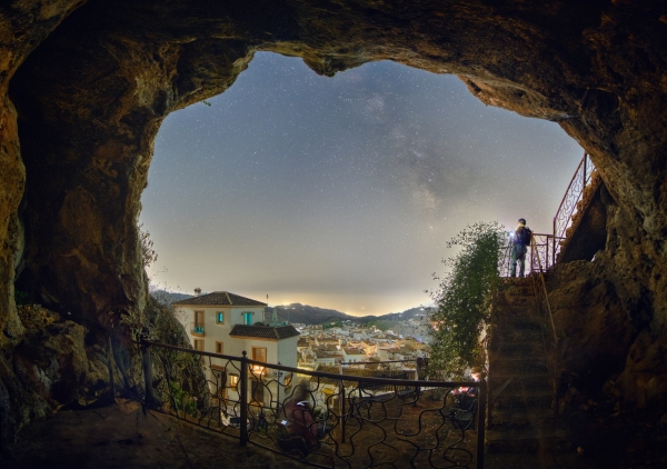 Ojén a oscuras cueva