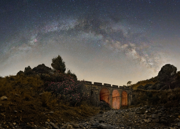 El encanto nocturno del Puente Viejo de Monda.