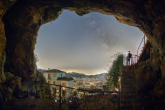 Ojén a oscuras cueva