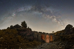 El encanto nocturno del Puente Viejo de Monda.